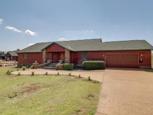 Ozark Mtn Views & Lake Access: Shirley Home