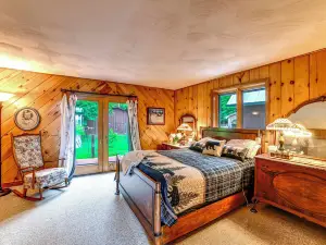 Secluded Oxford Cabin on 75 Acres: Sunset Views!
