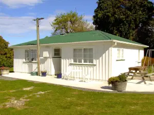 Wacky Stays - Unique Farm-Stay Glamping Rentals, Free Animal Feeding Tours