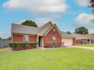 Horn Lake Home w/ Yard - 8 Mi to Graceland!