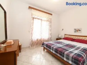 NIKITA'S HOUSE -4 bedrooms 5' from racetrack