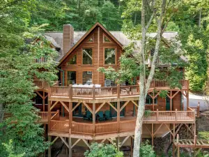 Leyland by AvantStay Cabin Mansion w Views