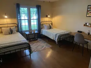 Country home 15 min to Bonnaroo farm & 10 min to the Caverns w Jacuzzi hot tub