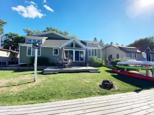Luxury 4 bed, 2.5 bath Gun Lake Waterfront Home w/paddleboards/kayaks, free wifi