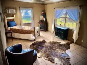 Historic Ranch Bungalow - Luxurious Ranch vacation - Free WiFi - Family Fun!