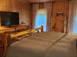 A cozy, pristine family retreat located in the town of Inlet.