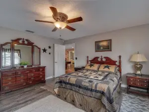 Green Acres House sleeps 6.