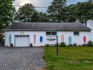 Waterfront, Private Dock, Fire Pit, Hot Tub, Screened Porch and Beach Access!