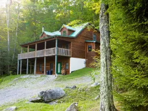 Leaf Peeper’s - HUGE deck, pizza oven, Pac-Man!
