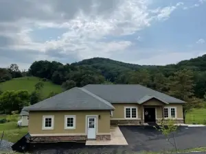 Hot Tub + Mtn Views • 6Br 3BA • ~15 Min to Psu