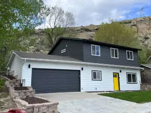 Cozy & Private 4BDRM W/ Hot Tub & Garage