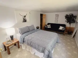 Rustic Retreat Near Shops/Bars/Eats/Beach