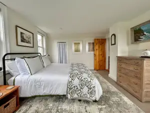 Unmatched Views and Charming Design - Serene Coastal Retreat