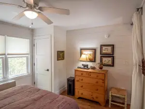 Sweetwater Cottage - Private Cottage Tucked in the Woods - WJ & Boone - River Access