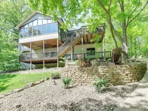 The Bella Vista Lakeside Treehouse Dock and Kayaks!