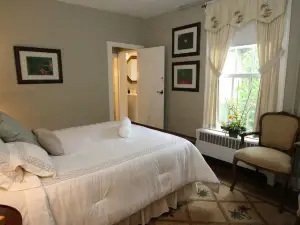 Pineapple Hill Inn Bed & Breakfast