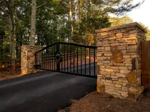 Luxury Tiny House with Hot Tub for Intimate Escapes in Nature in Guntersville, Alabama