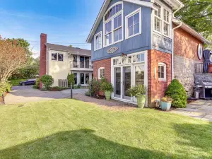 Downtown Essex Apartment - Steps to River!