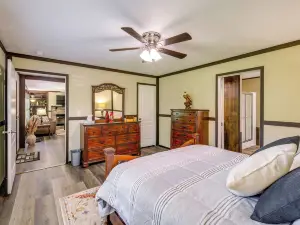 บ้านที่เป็นมิตรกับสุนัขพร้อมวิวภูเขาในชิลโฮวี!