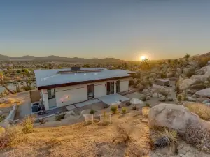 Desert Ridge - Hot Tub, Fire Pit, BBQ, Out Door Shower & Incredi 2 Bedroom Home by RedAwning