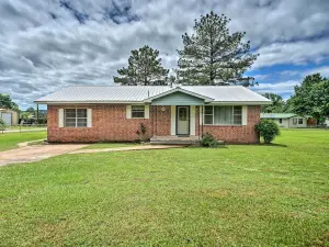 Charming Clayton Home ~ 4 Mi to Sardis Lake!