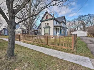 Lovely Victorian Retreat: 1 Mi to Dtwn Beloit