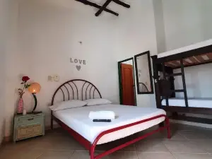 กรีน ดอร์ โฮสเทล ซาน กิล - โฮสเทล