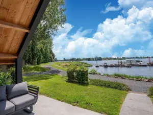 Holiday Home in Kerkdriel with a View of the Lake