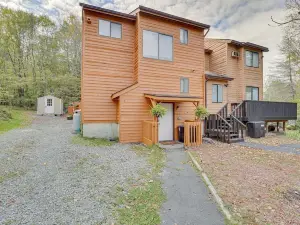 Cozy New York Escape w/ Hot Tub, Sauna & Deck!
