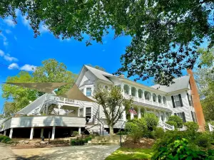 Winter Getaway at The Magnolia Suite - Hot tub, fire pit, kayaks, & lake access!