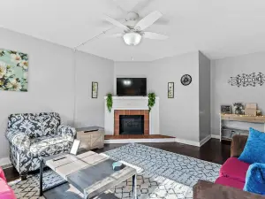 Charming 2-bedroom house in downtown Historic Madison with WiFi, AC, laundry