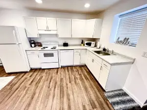 Cozy 2 Bed Apartment - Free Wi-Fi & Parking