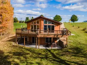 The Sun Set River View, Luxury, private, amazing views of River with Hot Tub