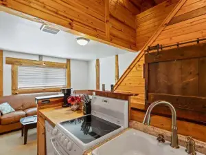 "The Lodge"-  APT w/Loft Bedroom, Walnut Bar, Quiet Setting, Covered Parking