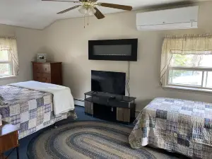 Cozy 3 Bedroom Waterfront Camp with Nearby Trails