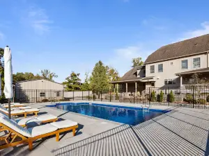 Luxurious Pool and Game Room - Elegant Spacious Retreat