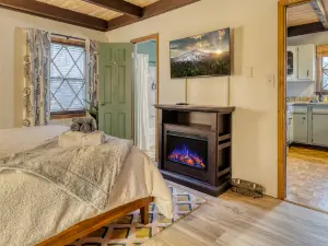 Stunning Retreat - Hot Tub, Game Room, Fire Pit