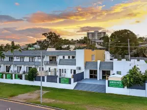 Aaron Motel