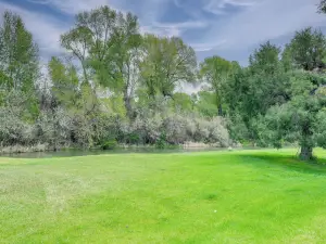 11 Mi to Bear World: Riverfront Getaway in Rigby