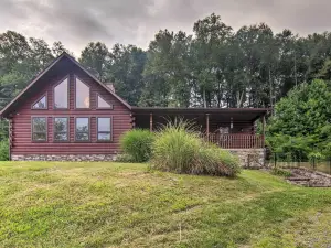 Cozy Family-Friendly Pine Grove Cabin w/ Fire Pit!