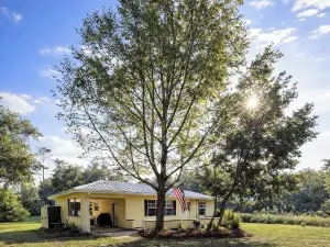 Escape to our Cozy Home with Crystal-Clear Springs and Trails