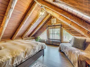 Motorsports, Lake Days & Hikes! Cabin in Waterfall