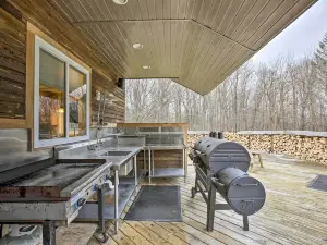 Pet-Friendly Home, 2 Mi to Crystal Lake!