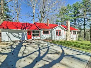 Flat Rock Cottage Near Hendersonville and Hiking