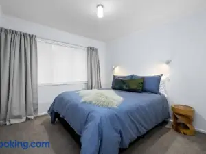 Seaside Studio with Fully Equipped Kitchen and Laundry