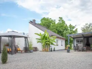 GoodLife Holiday House - Family & Friends