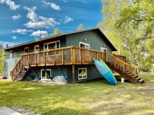 Nine private acres - Sleeps 8 comfortably - expandable to 18