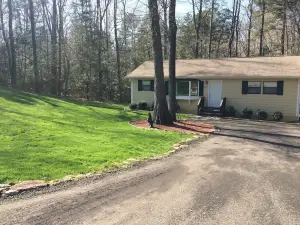 Lake Gaston Cabin in the Woods