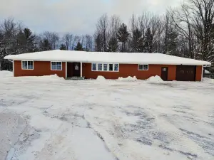 Huge House near Pictured Rocks, Trails, Hot Tub, walking distance to Casino/Bars