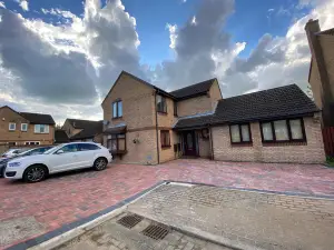 Ashmina Holiday Let with Free Onsite Parking for Small Vans and Cars Only